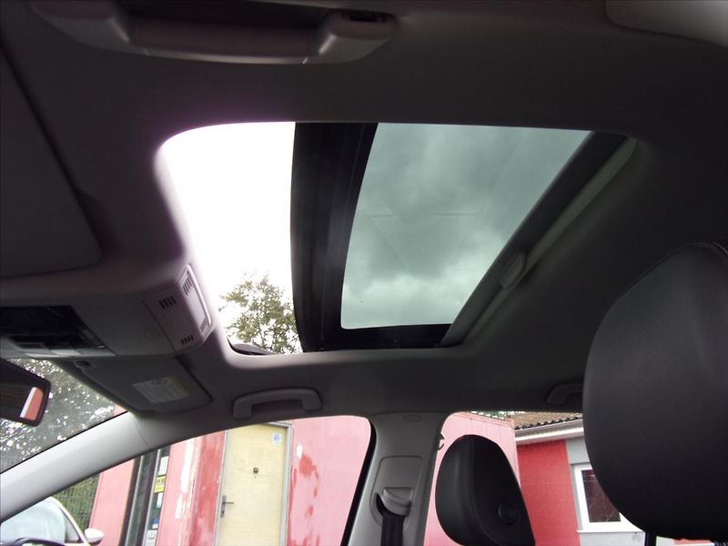 Volkswagen Golf 1,4 TSI Highline Webasto 103kW - fotka 31 z 31