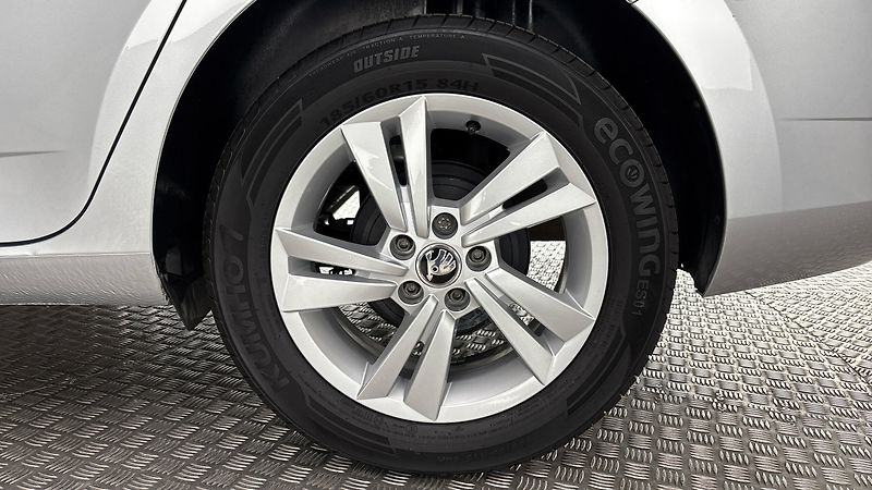 Škoda Fabia 1.0 TSI Ambition Combi - fotka 19 z 23