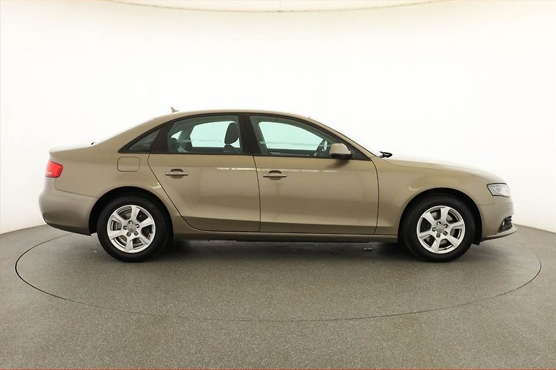 Audi A4 (2010) 2.0 TDI, Serv.kniha, Xenony - fotka 6 z 14