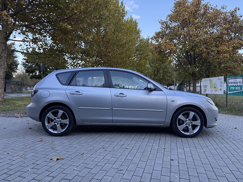 Mazda 3 2.0 Sport - fotka 13 z 32