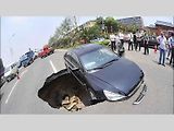 Auta na těch nejpodivnějších místech. Domy, stromy, bazény…