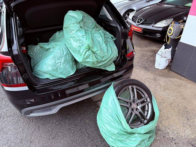 Škoda Kamiq 1.0 TSi Style DSG, Serviska - fotka 13 z 35