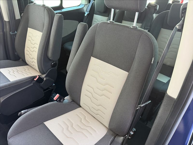 Ford Tourneo Custom 2,2 Titanium,114kW,1maj. - fotka 10 z 32