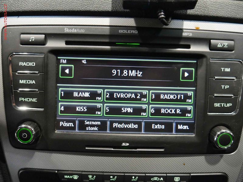 Škoda Octavia (2010) 2.0 TDi, Elegance, xenon - fotka 12 z 16