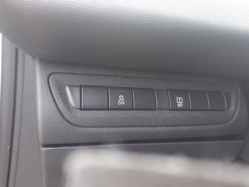 Peugeot 208 (2015) 1.0  PT ,AC,TEMP. - fotka 11 z 31