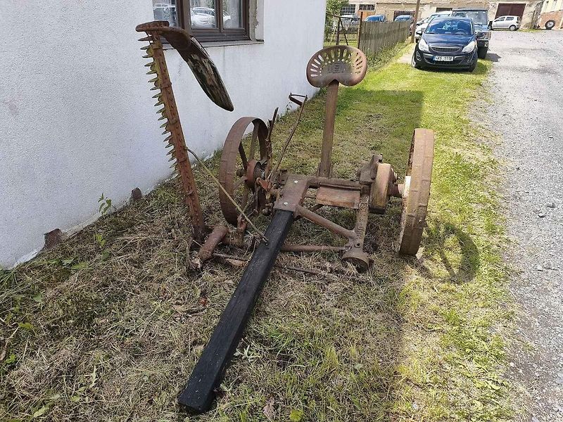 Žlutý Zetor 25 ve Skalné. V roce 1946 ho nastříkali barvou po Afrikakorpsu