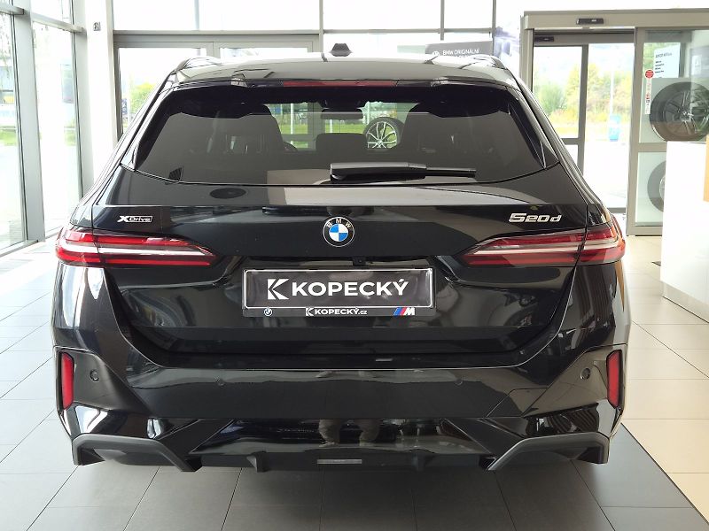 BMW Řada 5 520 xDrive - fotka 6 z 38
