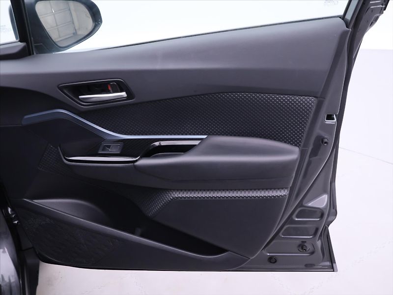 Toyota C-HR 2,0 E-CVT 112kW Executive - fotka 9 z 30