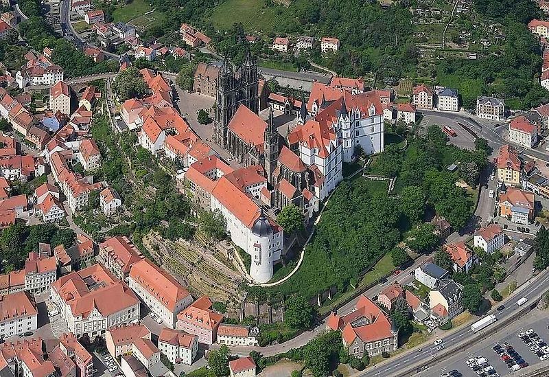 Německý hrad Albrechtsburg lze charakterizovat jako spojení impozantní středověké pevnosti a renesančního paláce.