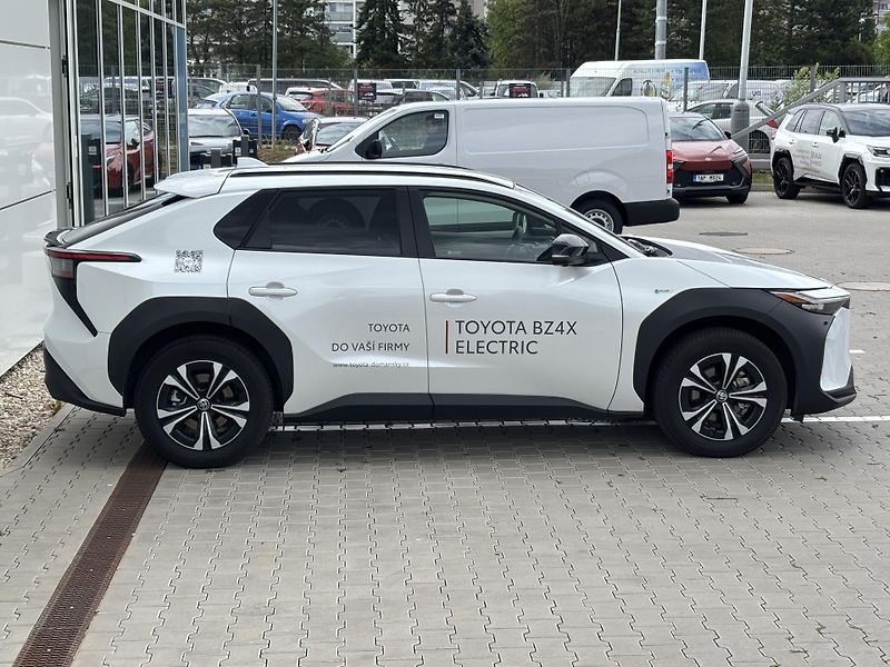 Toyota bZ4X (2024) Prestige 64k KWh 4x4 217k - fotka 13 z 14