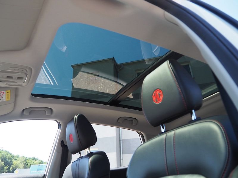 MG ZS (2023) 1.0T 82kW Elegance 1.Maj, Pano - fotka 35 z 37