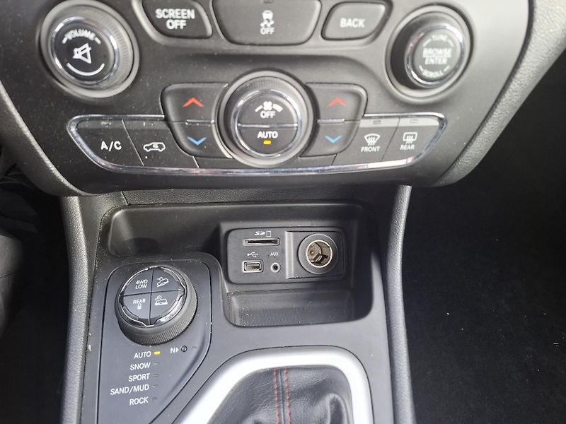 Jeep Cherokee (2014) 3,2 L V6 TRAIL RATED - fotka 11 z 16