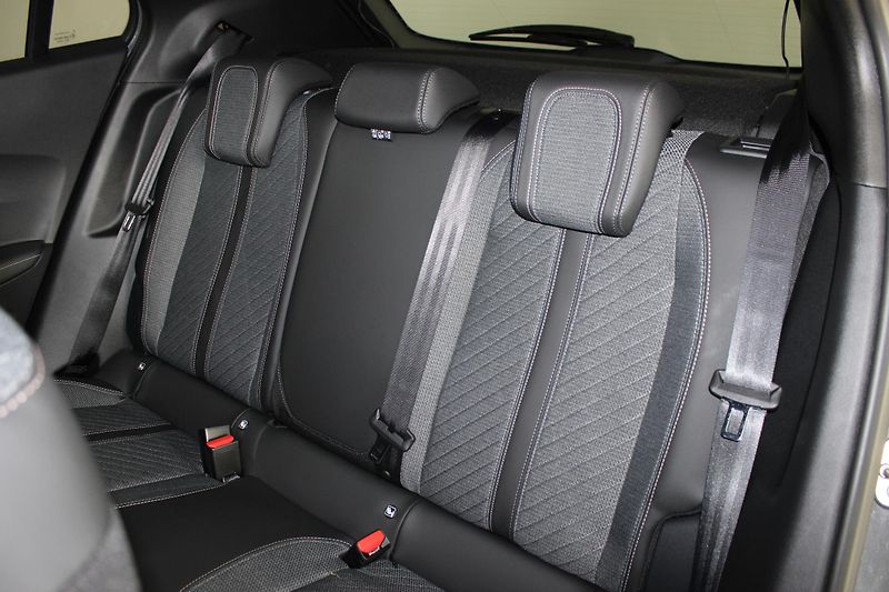 Peugeot 2008 (2025) ALLURE PureTech 100 S&S MAN6 - fotka 17 z 18