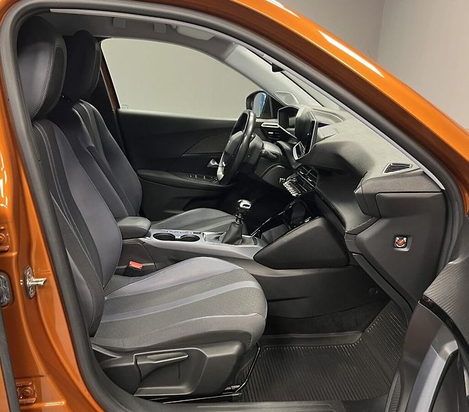 Peugeot 2008 1.2 PureTech 130 Allure - fotka 9 z 16
