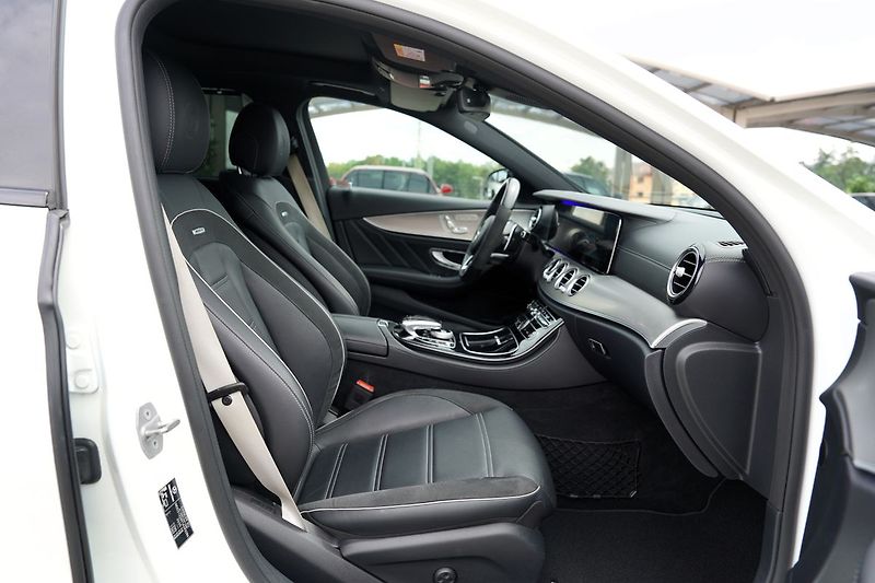 Mercedes-Benz Třídy E E63 S AMG 4Matic+// 615 PS - fotka 27 z 48