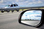 I když to z fotky nevyzní, při přesednutí do auta s plochým zpětným zrcátkem získáte pocit, že „přibližuje“