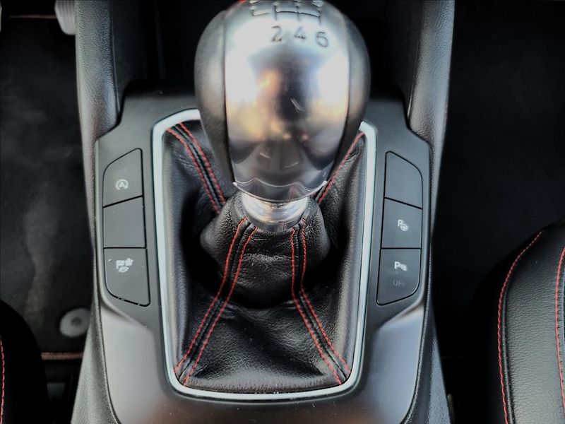 Ford Kuga 2,0 D,ST-line,led,kůže - fotka 36 z 50