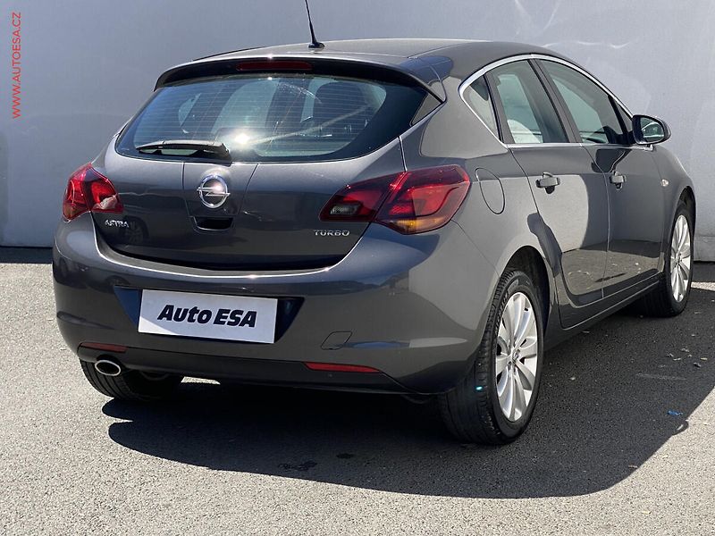 Opel Astra (2010) 1.4 T, Cosmo - fotka 4 z 17
