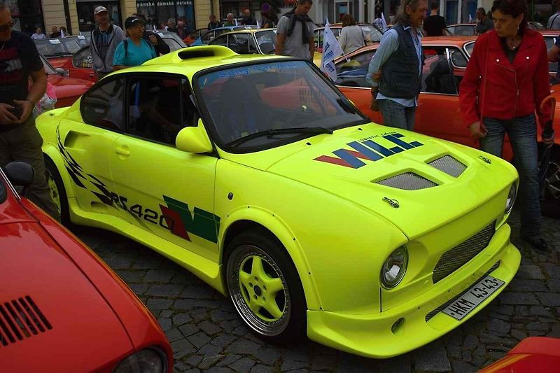 Tři z účastníků srazu před bránou továrny Škoda Auto v Kvasinách