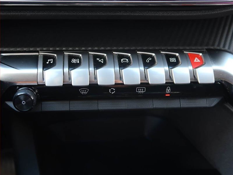 Peugeot 3008 (2020) 1.2 PureTech, Automat, Navi - fotka 16 z 18