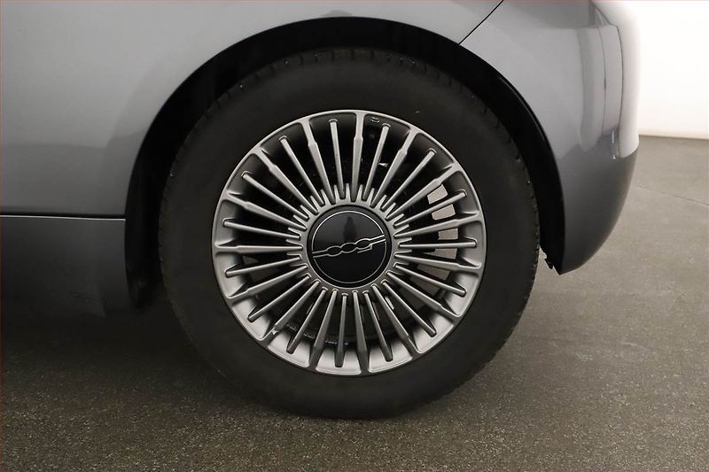 Fiat 500e (2024) 42 kWh, SoH 100% - fotka 12 z 19