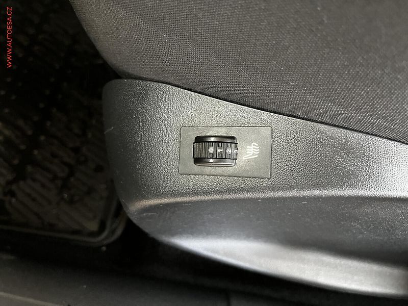 Peugeot 208 (2014) 1.2 PT, AC, výhřev sed - fotka 16 z 16