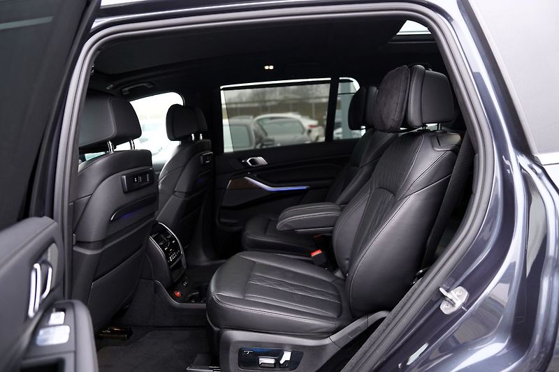 BMW X7 M50i xDrive/AT9/22/ČR/530 PS - fotka 34 z 49