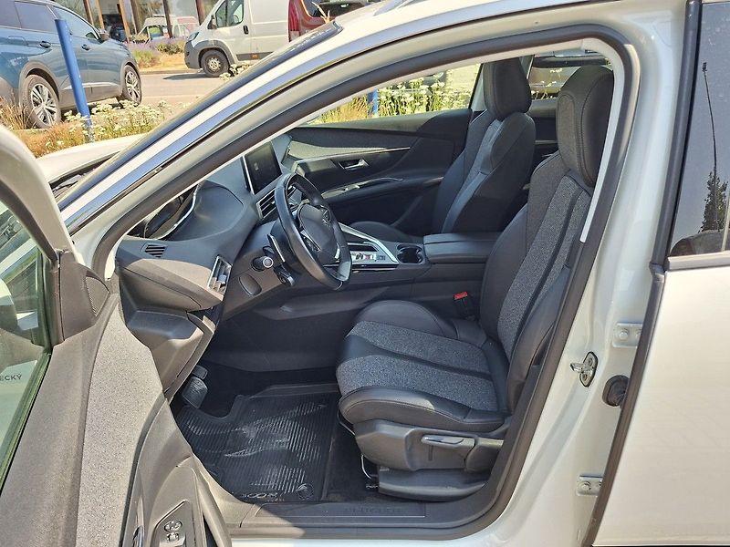 Peugeot 3008 ALLURE 1,5 BHDI 130k EAT8 - fotka 12 z 28