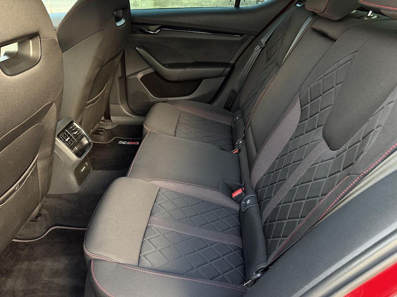 Škoda Octavia 2.0TSi RS 180kW DSG CANTON - fotka 17 z 26