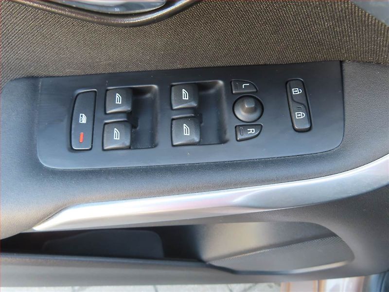 Volvo V40 (2016) 1.5 T2, Automat, Navi, Xenony - fotka 17 z 21