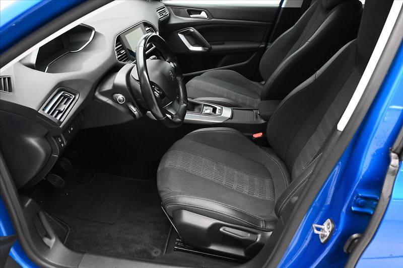 Peugeot 308 1,5 BlueHDI 96 kW Allure Záruk - fotka 13 z 31