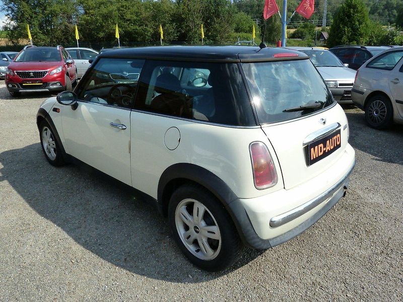 Mini Cooper 1.6 i 85 kw - fotka 8 z 17