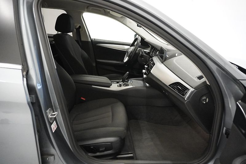 BMW Řada 5 (2018) 520D TOURING STEPTRONIC - fotka 24 z 27