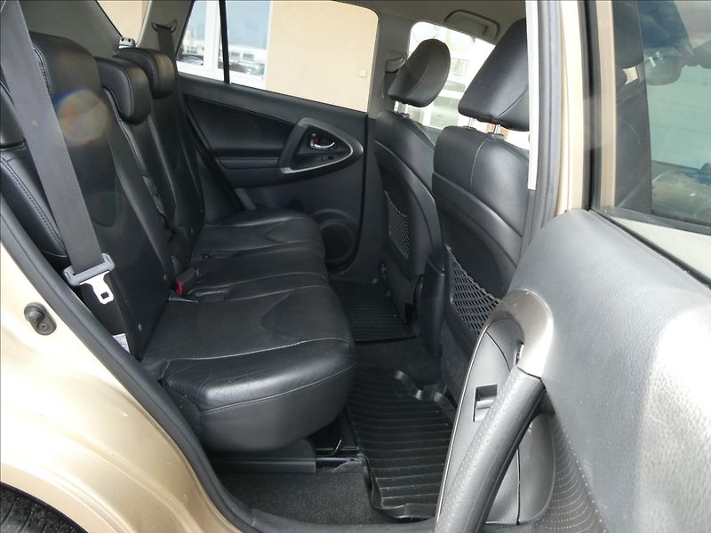 Toyota RAV4 2,2 D-4D 110kW 4x4,ČR,2.majite - fotka 23 z 40