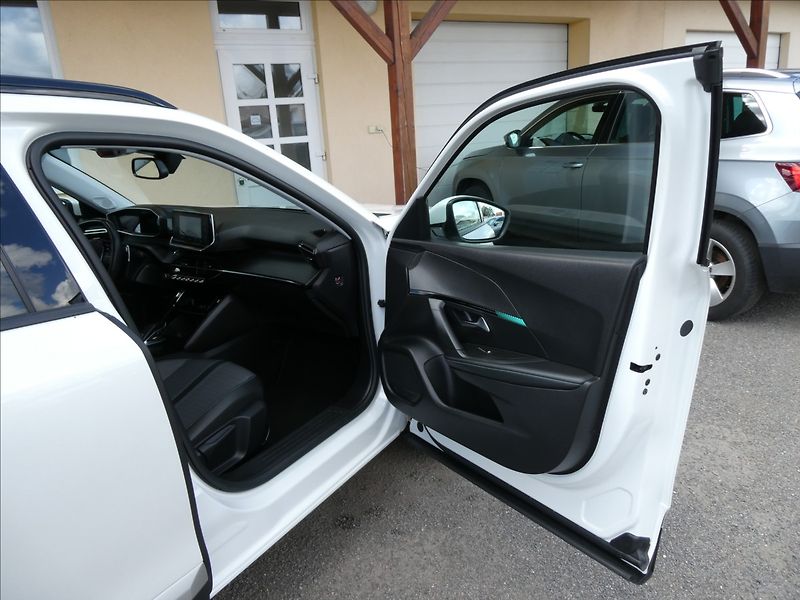Peugeot 2008 1,2 PureTech 96kW AT8, ALLURE - fotka 25 z 49