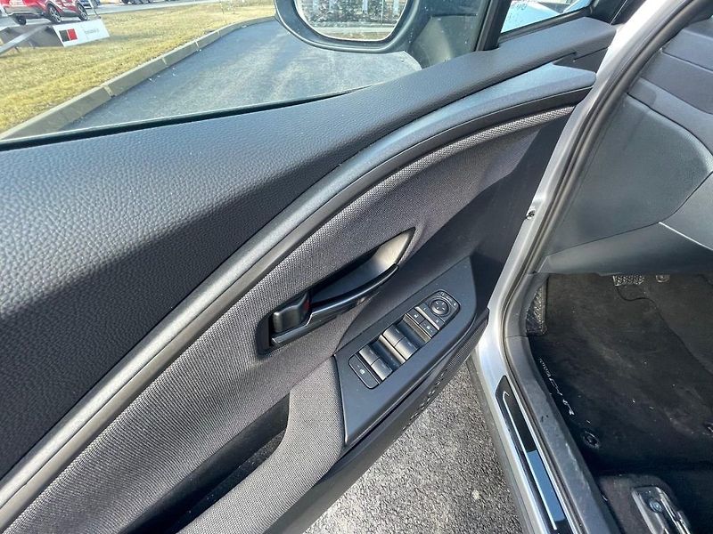Toyota C-HR 2.0 Plug-In Hybrid Style - fotka 5 z 28