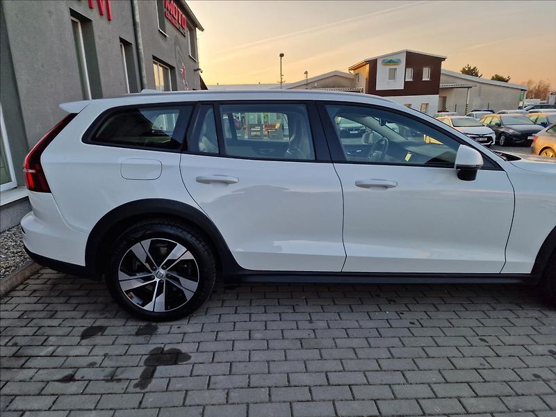 Volvo V60 D4 Cross Country AWD,ČR,1.Maj - fotka 42 z 50
