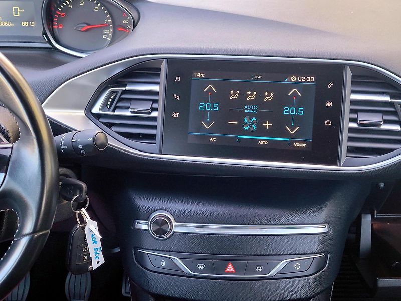 Peugeot 308 bHDi ČR, *SERV.KNÍŽKA*         - fotka 31 z 39