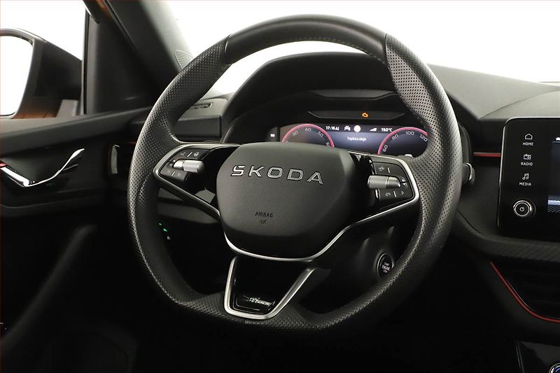 Škoda Kamiq (2025) 1.0 TSI, MONTE CARLO, AUTOMAT - fotka 14 z 16