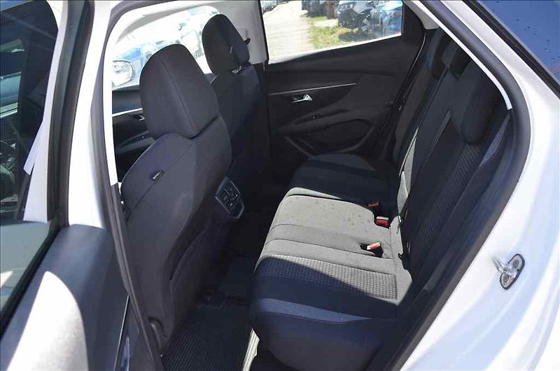 Peugeot 3008 (2019) 1,2 - fotka 15 z 18