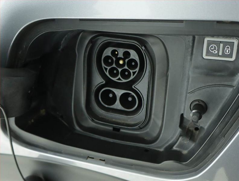 Peugeot 2008 (2023) Active Pack 50 kWh, SoH 97% - fotka 17 z 18
