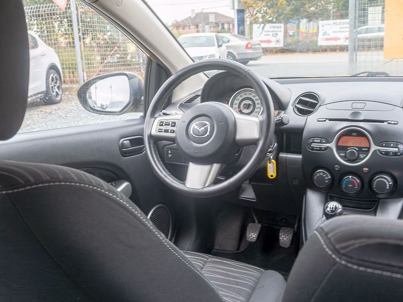 Mazda 2 (2008) 1.4i 63KW – PO SERVISU - fotka 13 z 33