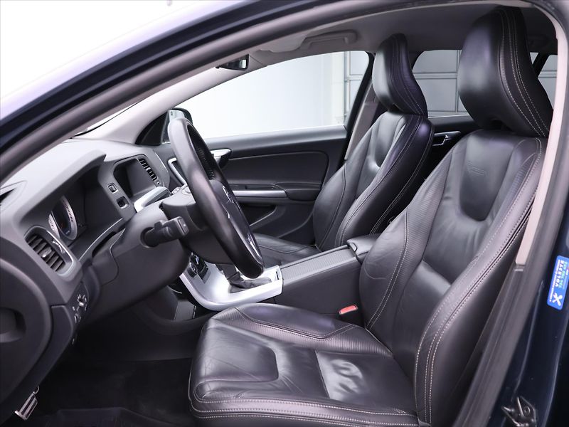 Volvo V60 2,4 D4 V5 120kW AWD R-design - fotka 10 z 27