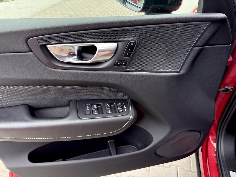 Volvo XC60 B5 AWD (benzín) // PLUS DARK - fotka 12 z 48
