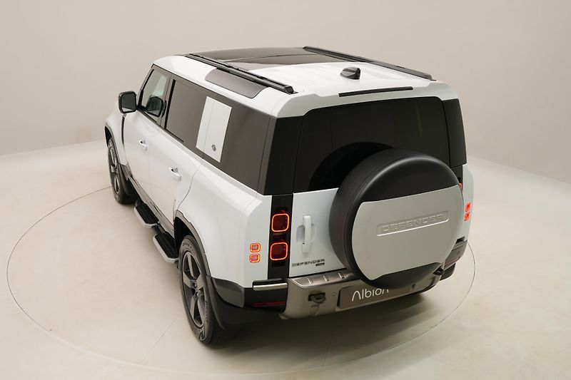 Land Rover Defender 110 P400 HSE AWD AUT REZERVACE - fotka 17 z 49