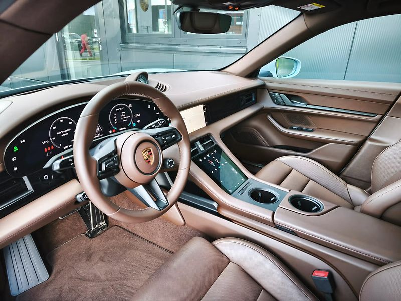 Porsche Taycan 4 Cross Turismo HuD BOSE Masáž - fotka 11 z 23
