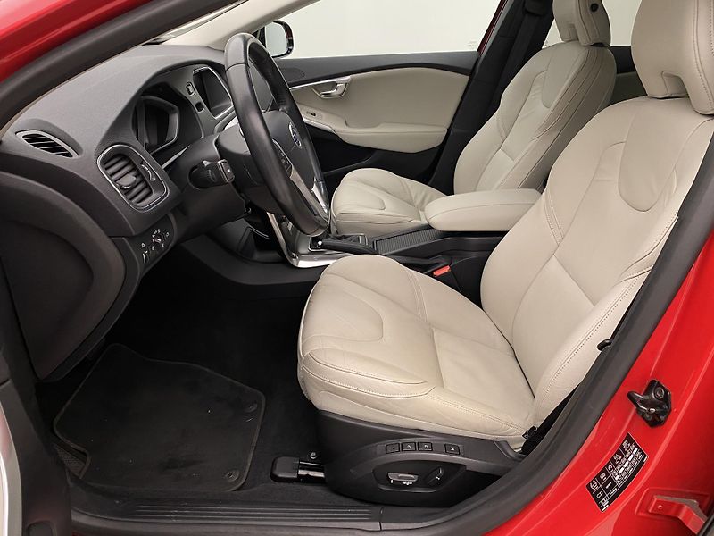 Volvo V40 D4 SUMMUM AUT CZ REZERVACE - fotka 3 z 45