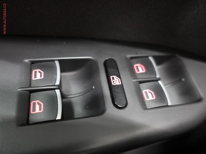 Volkswagen Touran (2011) 1.6TDI, Klima - fotka 14 z 22