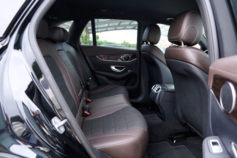 Mercedes-Benz GLC 250i 4Matic/kůže/Led/9AT/ČR - fotka 29 z 43