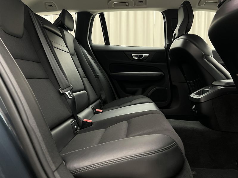 Volvo V60 CC D4 AWD AUT CZ 1. maj. - fotka 21 z 43